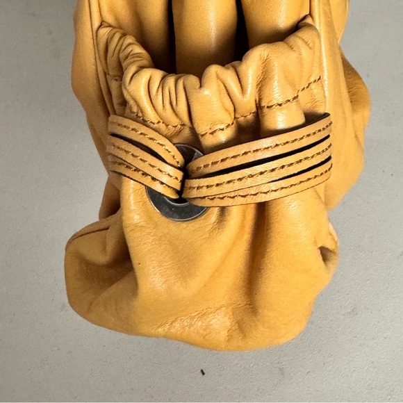 B Makowsky mustard Leather / Silvertone Hardware Shoulder Bag vintage Y2K 90’s - Picture 10 of 14